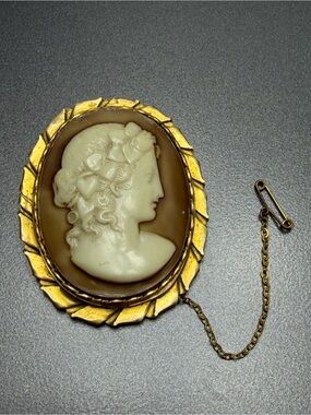 Antique Gold-Tone Cameo Brooch with Carved White Profile